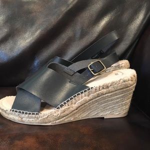 New Gap Wedge Sandal